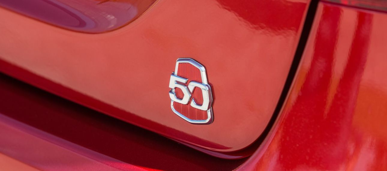 «АвтоВАЗ» показал юбилейные версии Lada Vesta и Xray