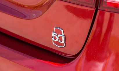 «АвтоВАЗ» показал юбилейные версии Lada Vesta и Xray