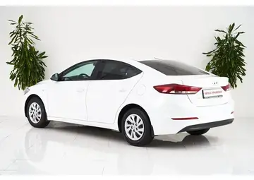 Hyundai Elantra Вид 4
